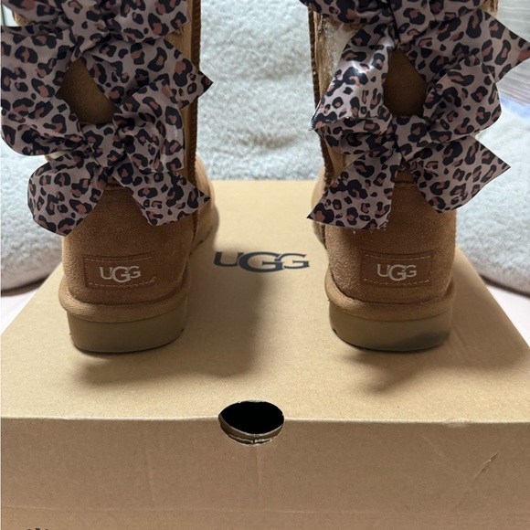Women UGG Boots - Picture 1 of 7